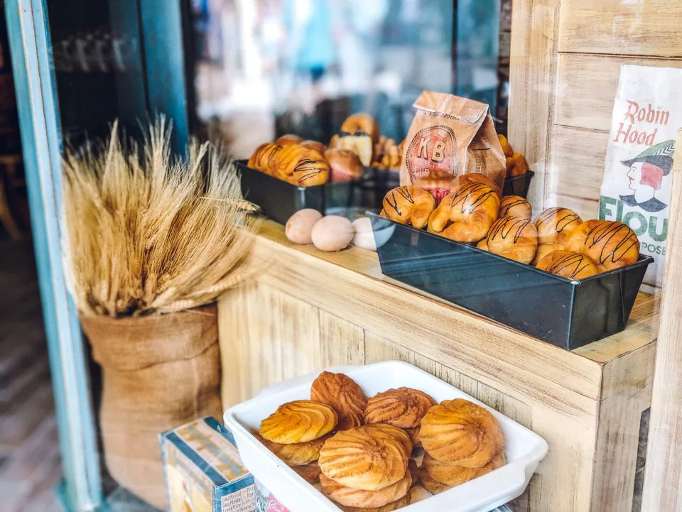 Khay bánh mới ra lò tại Nhân Gold